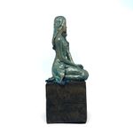 Escultura Mulher Sentada com Base