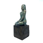 Escultura Mulher Sentada com Base