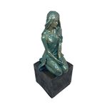 Escultura Mulher Sentada com Base