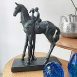 Escultura-Mae-e-Filho-com-Cavalo-Cor-Cinza-Chumbo