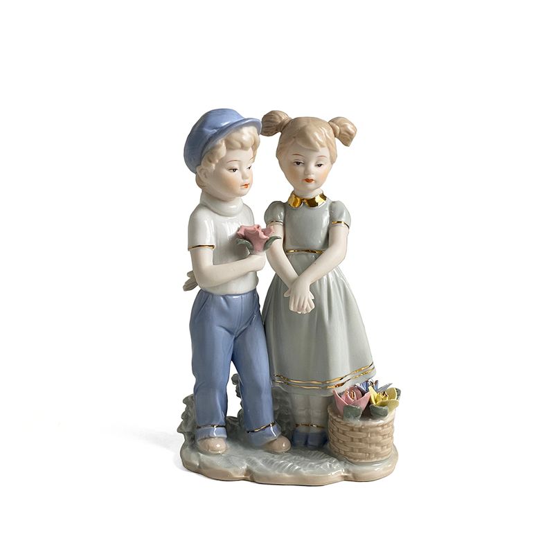 Casal de Meninos em Porcelana