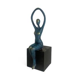 Figura Feminina Sentada Dourada e Azul