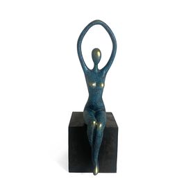 Figura Feminina Sentada Dourada e Azul