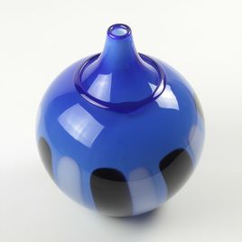 Vaso Azul com Detalhes em Preto e Branco